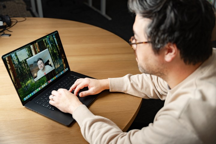 Một người đang sử dụng webcam trên MacBook Pro.